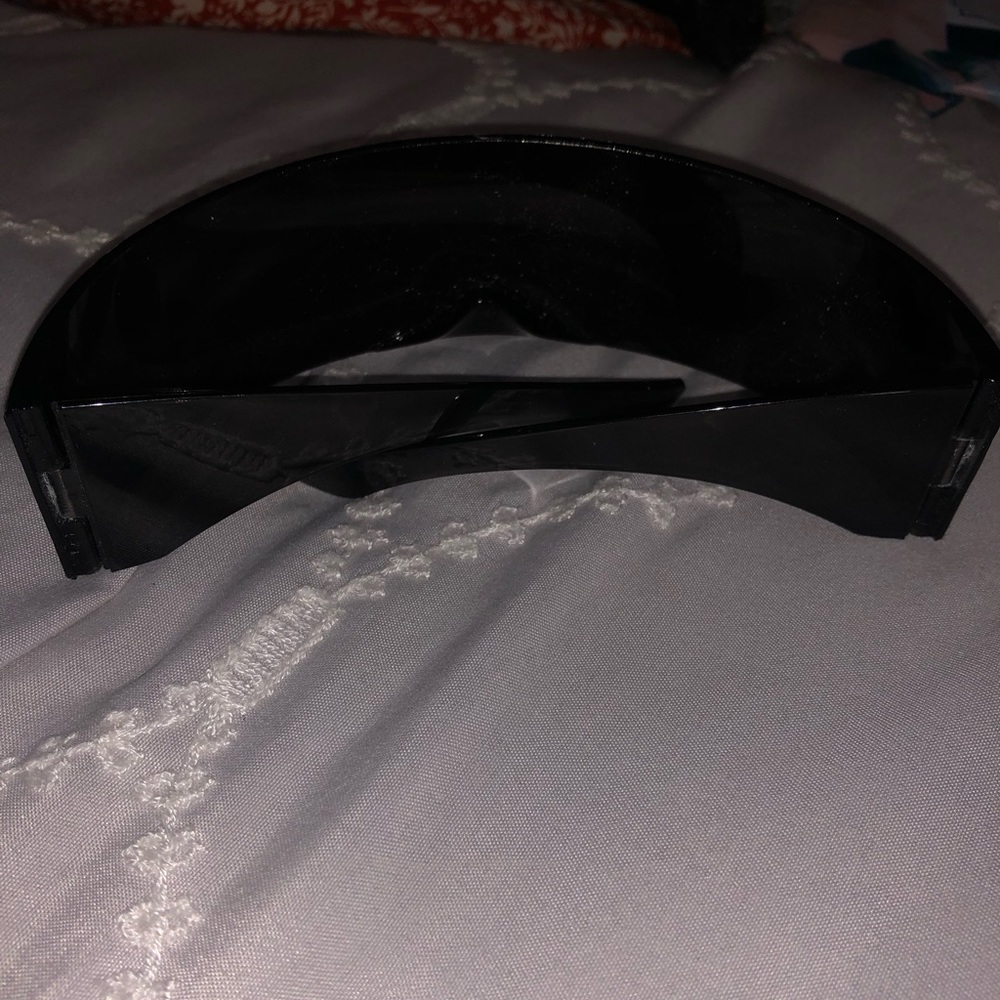Wraparound shield sunglasses - Picture 3 of 4